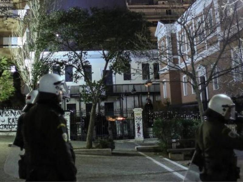 Επίθεση εναντίον αστυνομικών τα ξημερώματα έξω από τη Νομική Σχολή