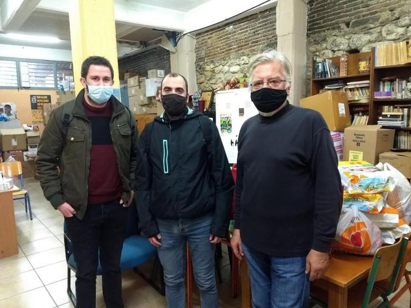 Διανομή ειδών πρώτης ανάγκης σε πρόσφυγες από εκπαιδευτικούς της Πάτρας