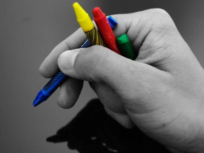 special_eidiki_agogi_crayons_hand_colours.jpg