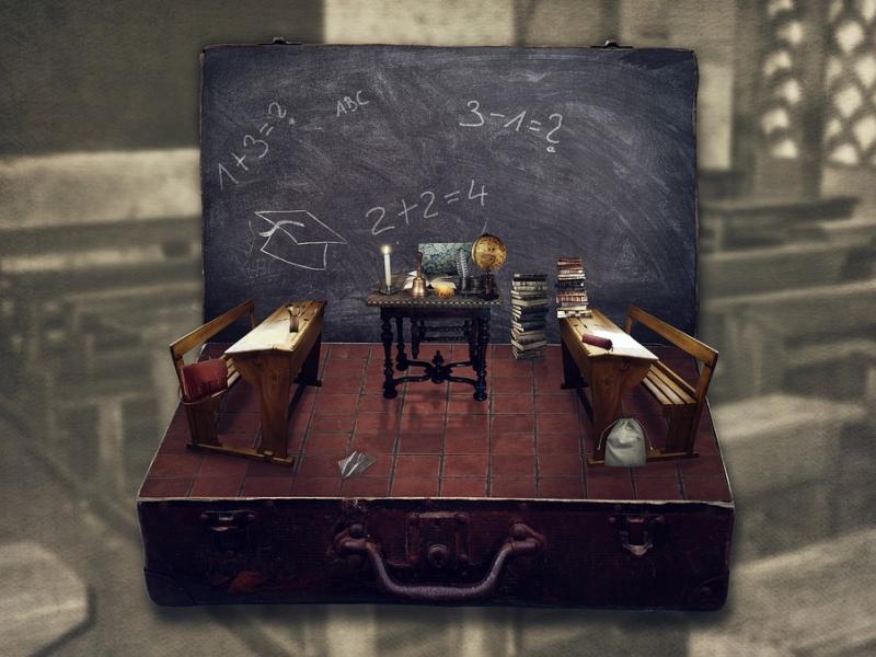 δημόσιο σχολείο, τάξη, θρανία, μαυροπίνακας, έδρα,