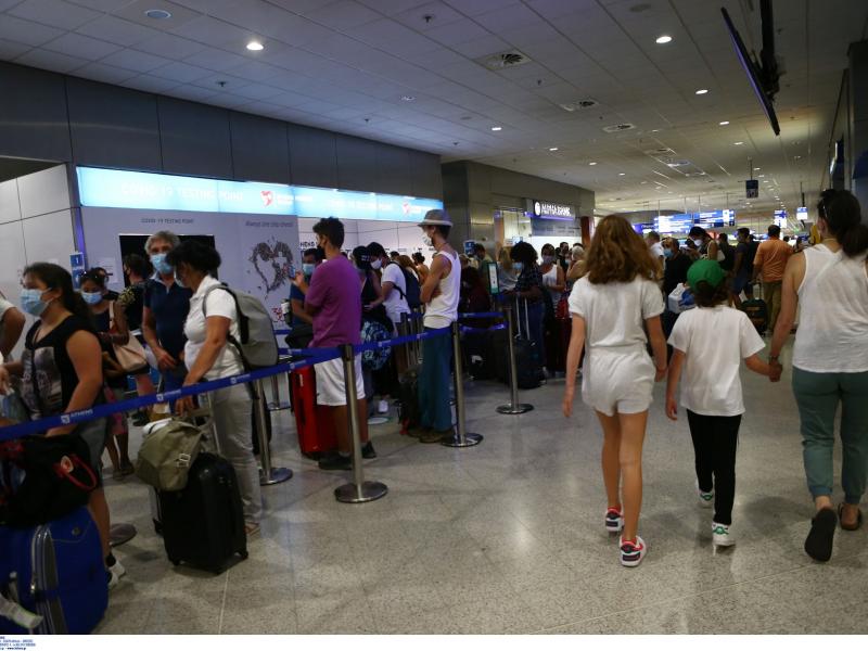 Τουρίστες - παιδιά - αεροδρόμιο