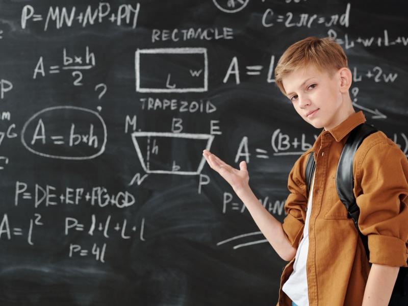 Μαθητής σε σχολική αίθουσα