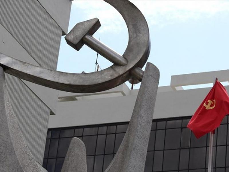 kke-kommounistiko-komma-ellados-grafeia-perissos.jpg