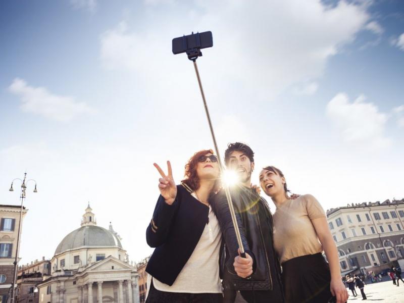 milan-bans-selfie-sticks-1-1024x683.jpg