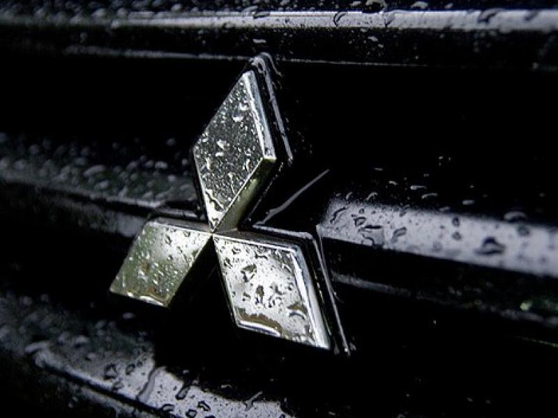 mitsubishi-logo-on-the-wet-car.jpg