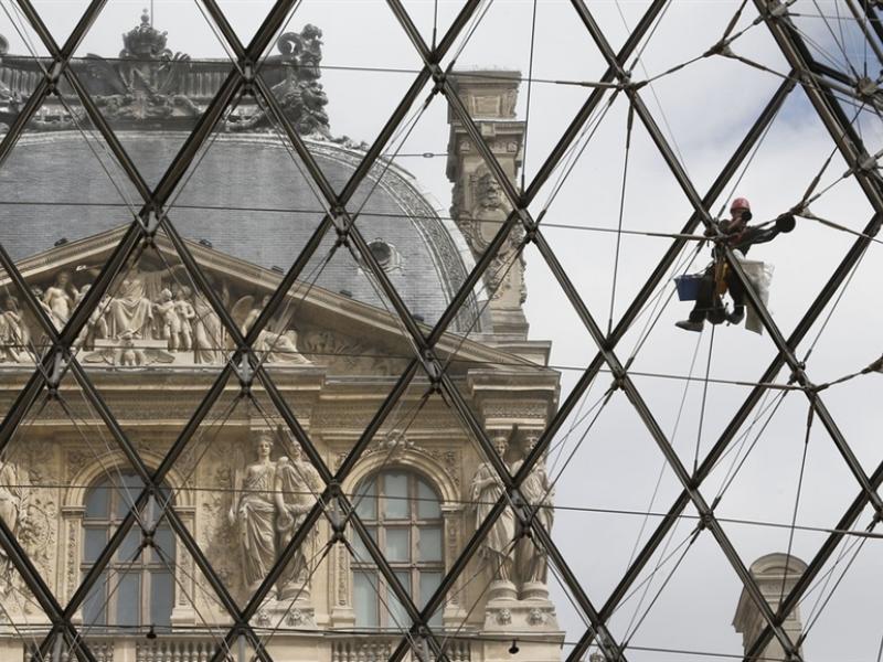 pb-130423-louvre-cleaning-jsa-605p.photoblog900.jpg