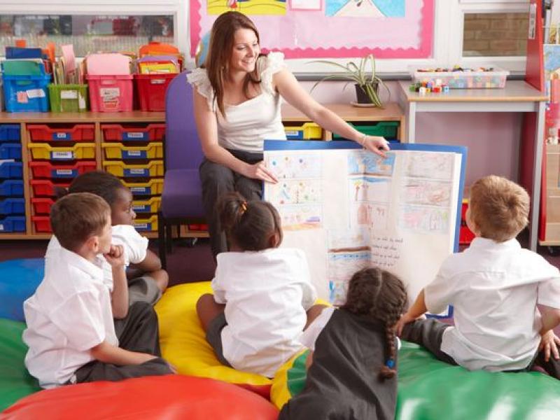 primary-school-children-and-teacher-in-their-classroom_0.jpg