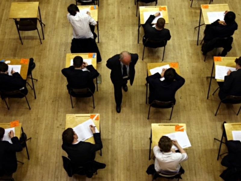 pupils-sitting-an-exam-008_0.jpg