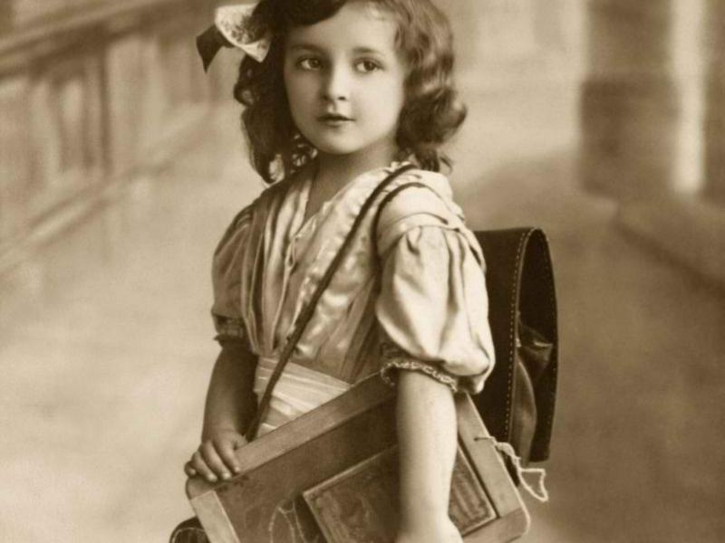 retro_girl_headed_to_school_1900.jpg