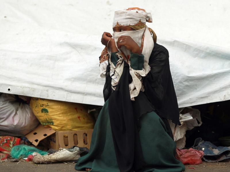 yemeni_woman_sits_in_refugee_camp_afp.jpg